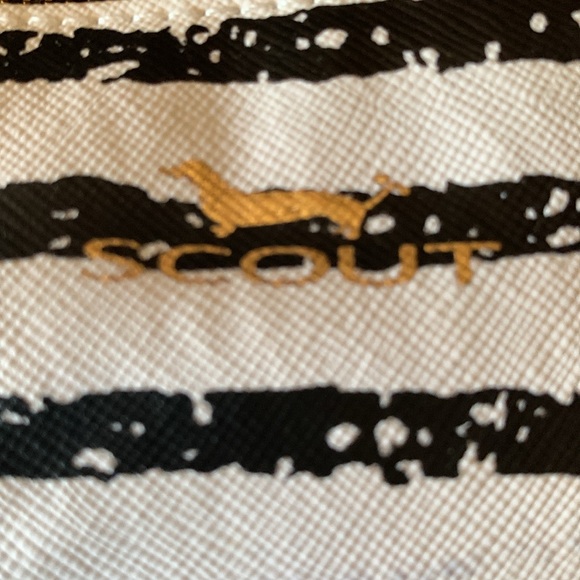 BRAND NEW KATE WRISTLET from SCOUT. Black and white stripes w/white quilt inside - Picture 2 of 6